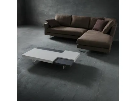 Tavolino di design in laccato supportato da un pannello in melaminico con piedini trasparenti Erica di La Primavera