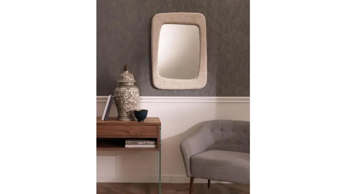 Specchio Smooth con rivestimento della cornice in tessere di pietra fossile di Stones