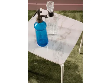 Tavolino Ivy in ceramica con struttura in metallo di Stones