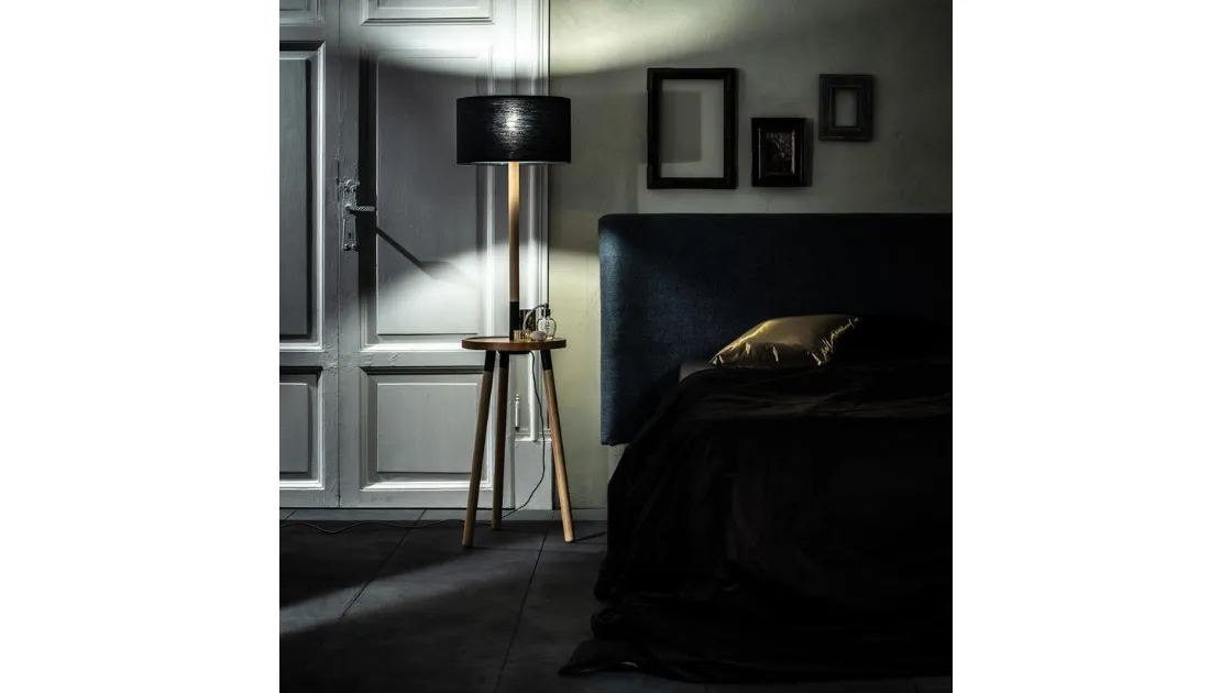 Lampada da terra Acrux in legno di faggio con paralume in tessuto di Stones