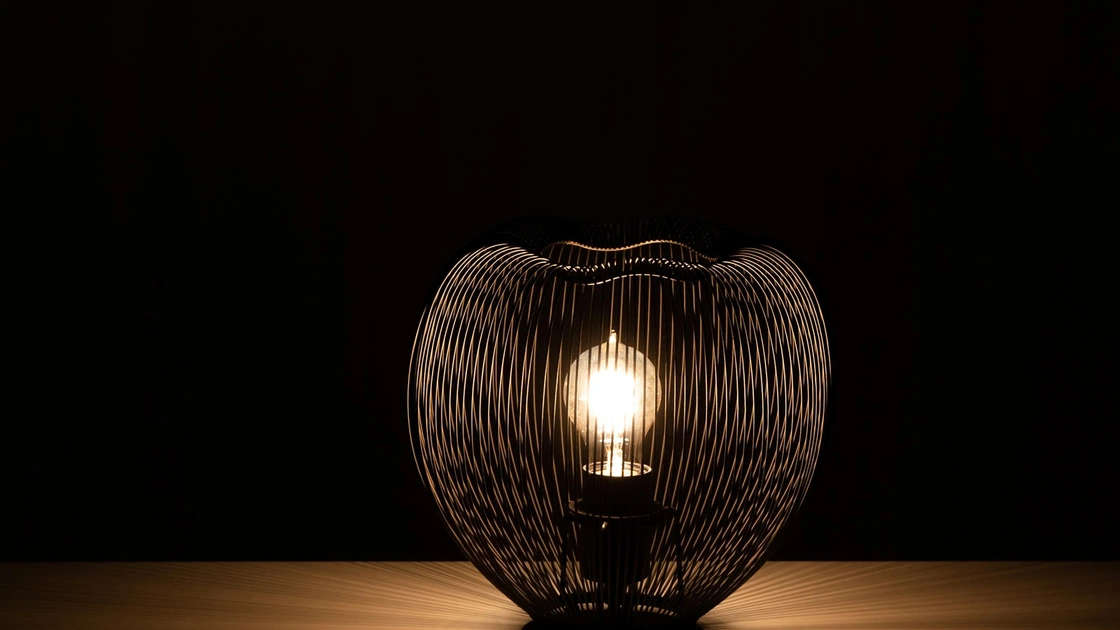 Lampada da tavolo Jaula in metallo verniciato Nero lucido di Stones