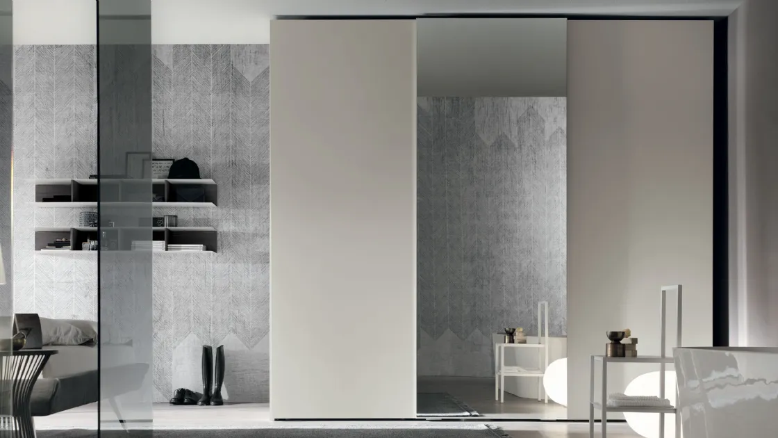 Armadio con anta scorrevole Gola in laccato opaco madreperla e specchio argentato di Tomasella
