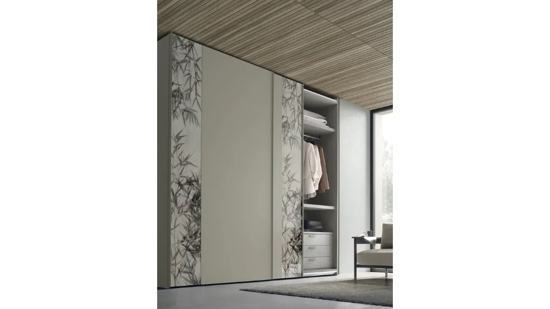 Armadio con ante scorrevoli Strip in laccato con fasce in vetro di Tomasella