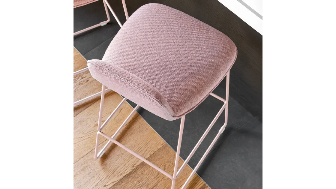 Sgabello in tessuto imbottito Riley Soft di Connubia