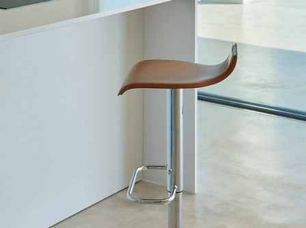 Sgabello Ego SG405gas in cuoio di Friulsedie