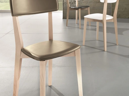 Sedia Ginger S132 in cuoio e legno di Friulsedie