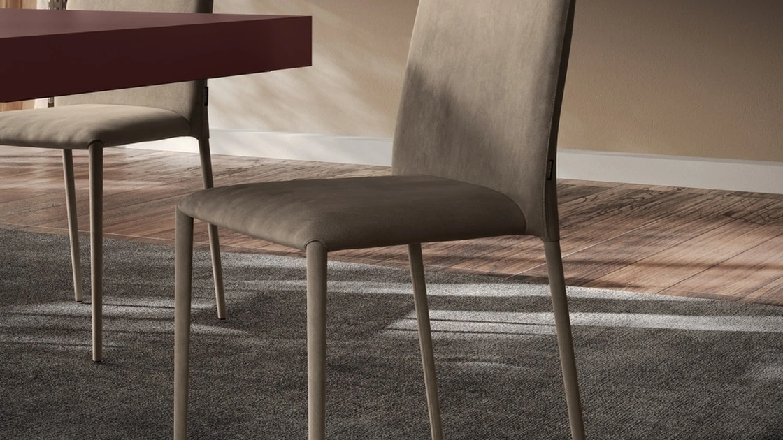Sedia Cloe rivestita in tessuto di Scavolini