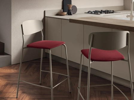Sgabello Sam in metallo con seduta imbottita di Scavolini