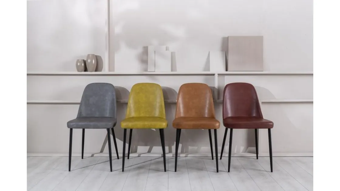 Sedia Tamara con seduta e schienale rivestiti in soft touch con gambe in metallo di Stones