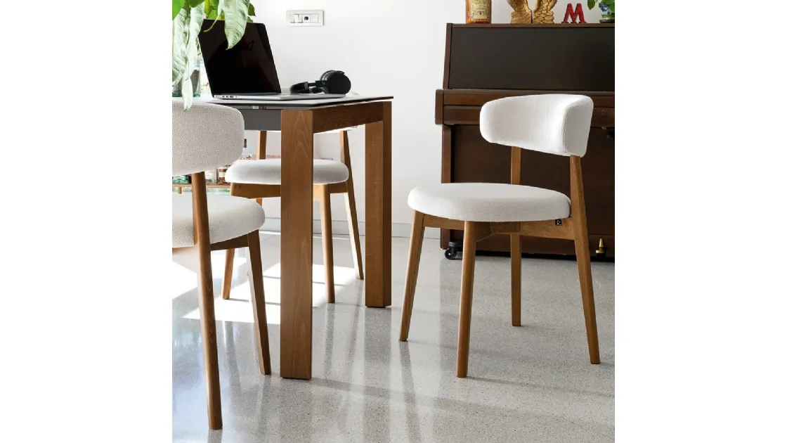 Sedia in tessuto imbottito e legno Talks di Connubia