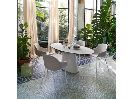 Tavolo fisso con piano ovale in ceramica e base monolitica in lamiera curvata Ellisse di Connubia