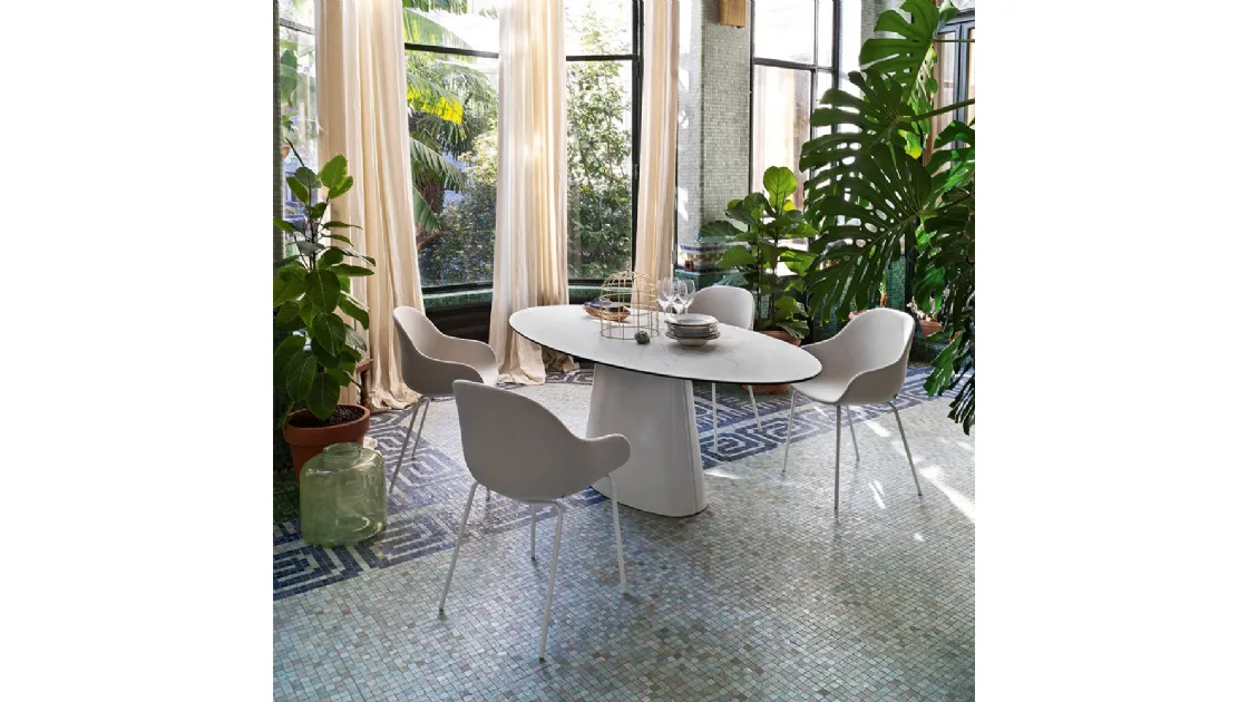Tavolo fisso con piano ovale in ceramica e base monolitica in lamiera curvata Ellisse di Connubia