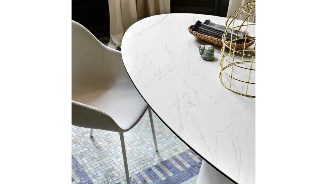 Tavolo fisso con piano ovale in ceramica e base monolitica in lamiera curvata Ellisse di Connubia