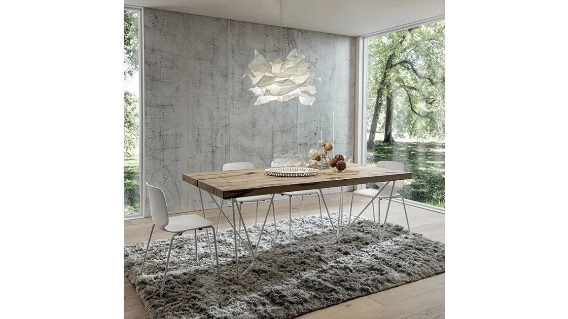 Tavolo con piano in legno e struttura in metallo Denis di La Primavera