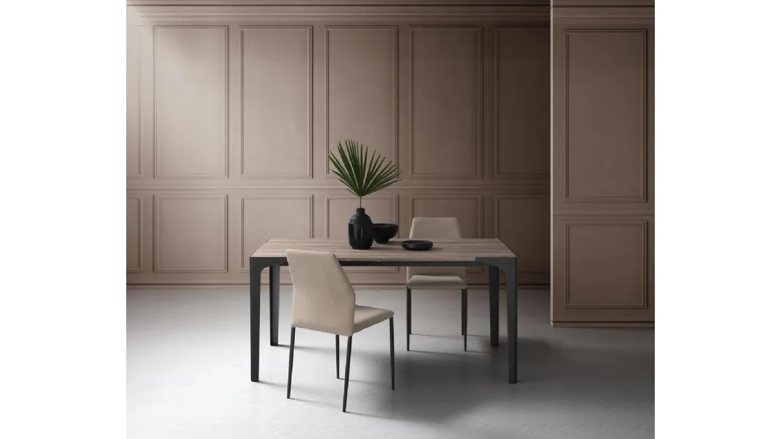 Tavolo allungabile Ettore con top in HPL e gambe in metallo di La Primavera