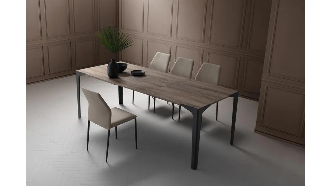 Tavolo allungabile Ettore con top in HPL e gambe in metallo di La Primavera