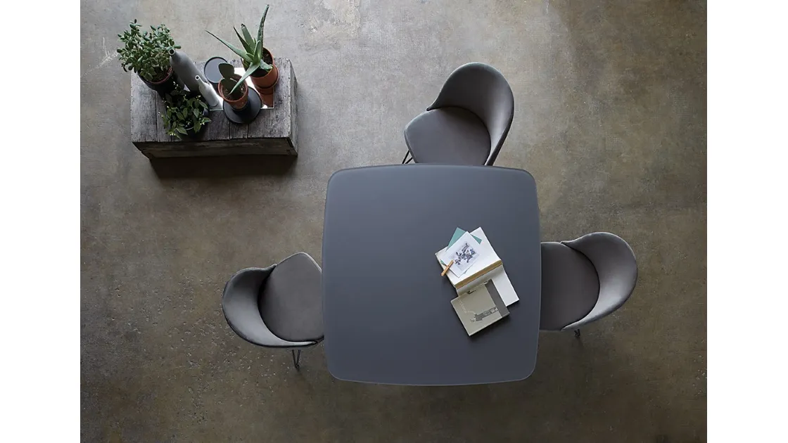 Tavolo Giotto T25 con top in vetro di Friulsedie