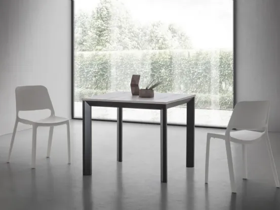 Tavolo Ricky Super Quadrato con top in HPL e base in alluminio di La Primavera