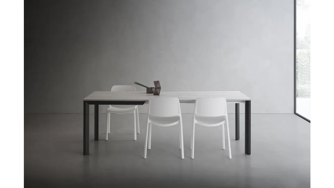 Tavolo Ricky Super Quadrato con top in HPL e base in alluminio di La Primavera