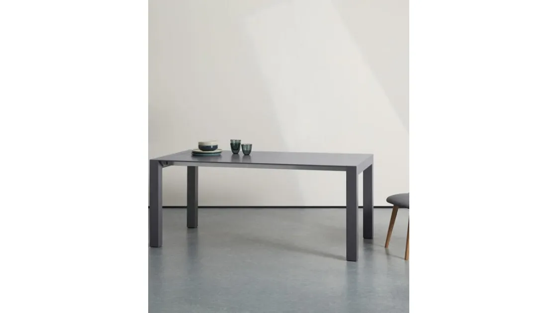 Tavolo Neal in MDF noce di Stones