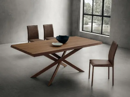 Tavolo Renzo con top in legno e struttura in metallo di La Primavera