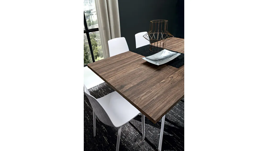 Tavolo Renzo con top in legno e struttura in metallo di La Primavera