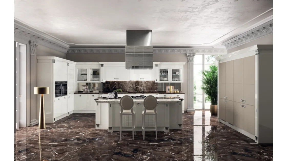 Cucina Classica Exclusiva 03 in laccato lucido Bianco e pelle di Scavolini