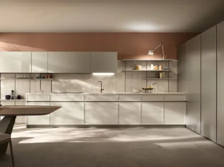Cucina lineare su misura Poetica 03 in Frassino e laccato di Scavolini