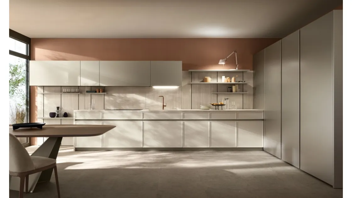 Cucina lineare su misura Poetica 03 in Frassino e laccato di Scavolini