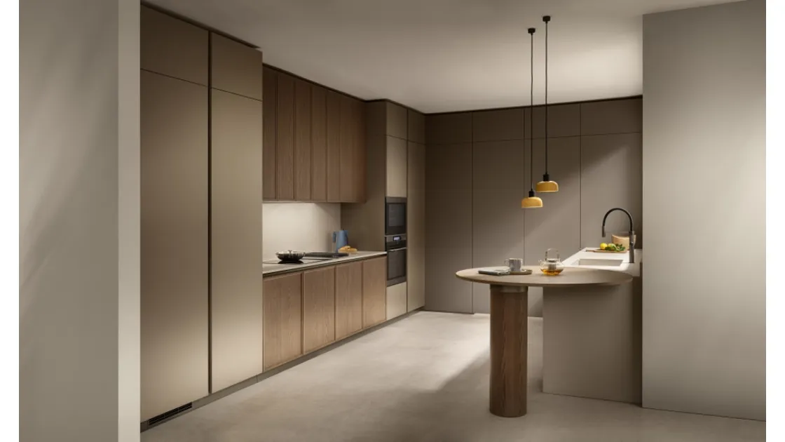 Cucina su misura con penisola Poetica 09 in Frassino, PET e laccato di Scavolini